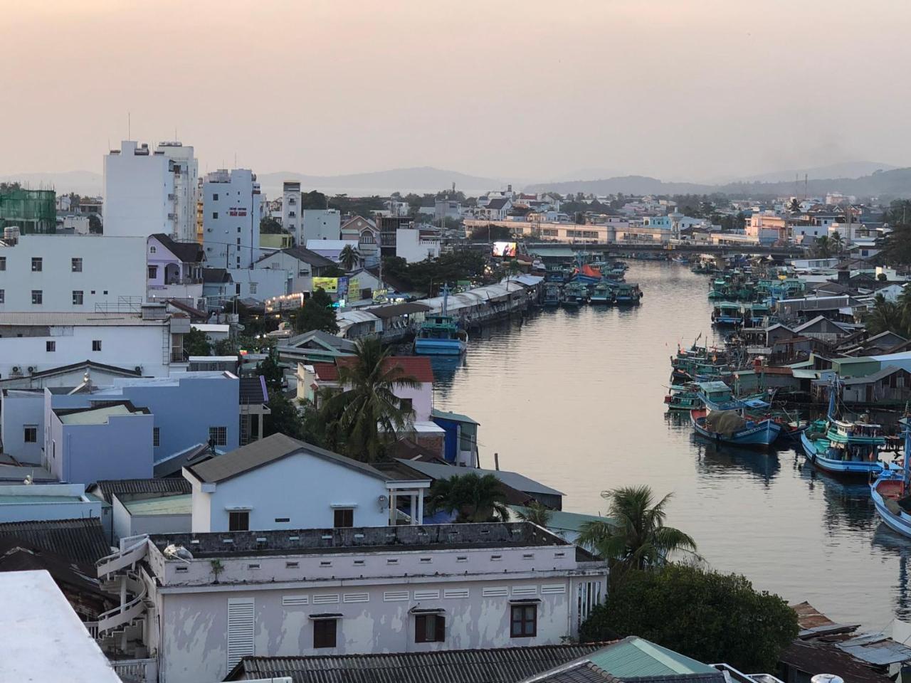 Hotel Khach San Tuyet Hien Phú Quý Zewnętrze zdjęcie